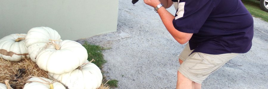 Voorsitter Riaan Jacobs in aksie vir â€˜n goeie â€œkomposisie-gefokusdeâ€ foto - moontlik het hy â€œPampoene oppie dakâ€ in gedagte gehad!